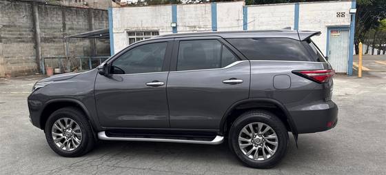 TOYOTA HILUX SW4 2.8 D-4D TURBO DIESEL SRX 7L 4X4 AUTOMÁTICO TOYOTA HILUX SW4 2.8 D-4D TURBO DIESEL SRX 7L 4X4 AUTOMÁTICO